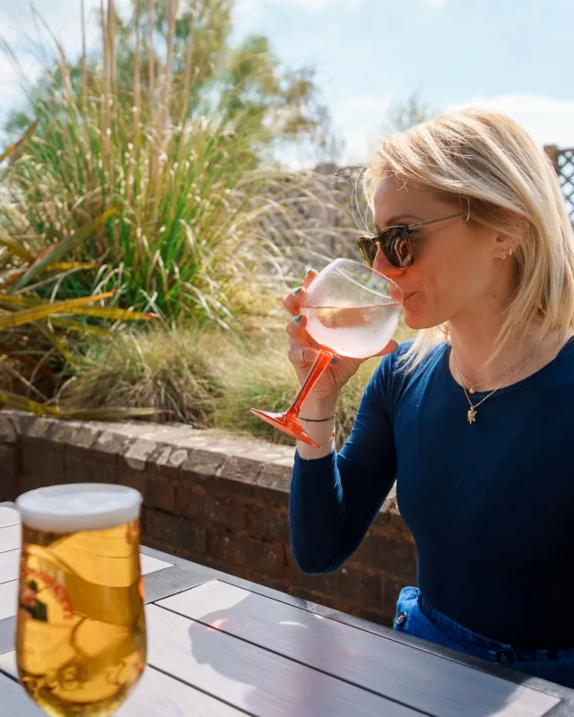 A midweek round, made even better 🍻

If you're planning a weekday game, our Golf & Drinks offer is available Monday to Friday between 1pm and 3pm.

Enjoy 9 or 18 holes on any of our courses, with a drink included, from £15.

Simply book online using code TODR02 with the link below.
https://zaap.bio/hoebridgegc

#HoebridgeGolfCentre #GolfInSurrey #WeekdayGolf #GolfAndDrinks #GolfOffers #SummerGolf