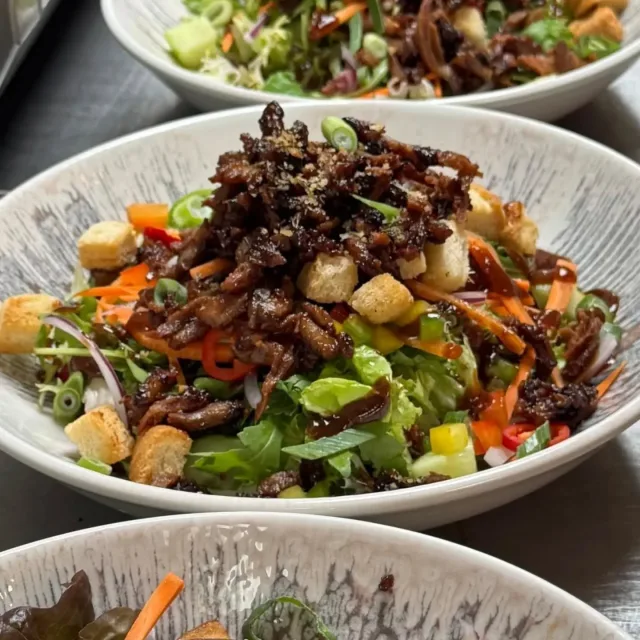 💥 Our new menu launched this week, with dishes that suit whatever the weather. 

Come and tuck in to our warm crispy duck salad or indulge in our new Philly steak sandwich. We have dishes to suit every mood. 😋

#hoebridge #newmenu #woking #placestoeat #surrey