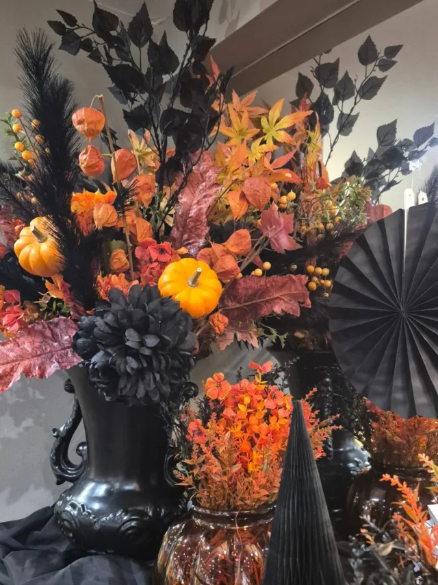 🎃 👻 🍂 Spooky season has arrived at Hoebridge.

We are loving our Halloween inspired flower displays from our fantastic florist @nickys_bloomers 🧡

#hoebridge #autumn #halloween #localflorist #woking